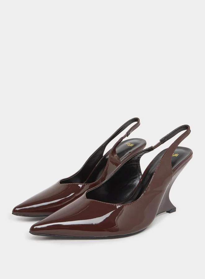 ستايلي حذاء بكعب مائل ومقدمة مدببة بلون قهوة